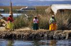 Chegando à Ilha San Miguel, uma das mais de cem Islas Flotantes do lago Titicaca, perto de Puno, no Peru